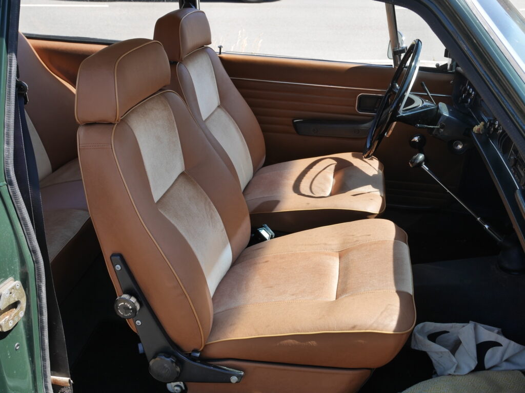 08 – Volvo 142 kabine ombetrukket i læder og velour