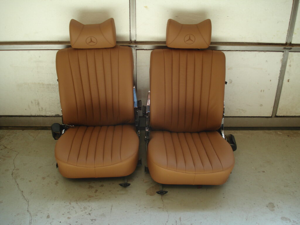 15 – Sæt forstole til en W107 Mercedes SL monteret med nye stopninger, nye læderbetræk og logo i nakkestøtten