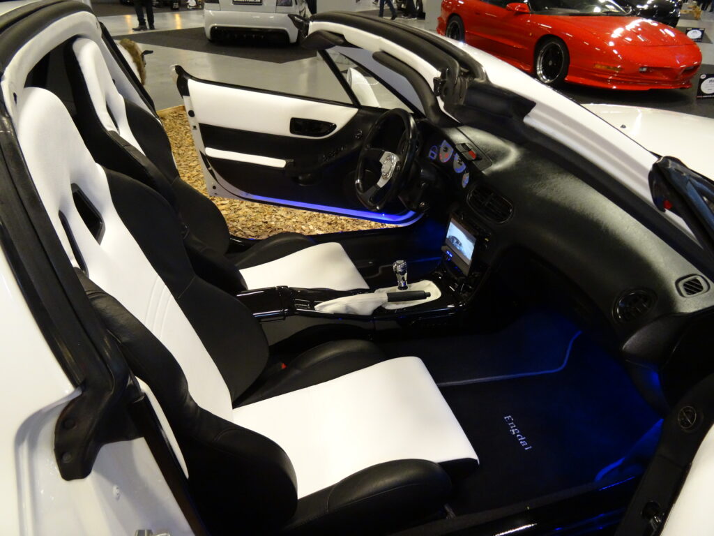 24 – HONDA DEL SOL- Forstole + dørsider ombetrukket i sort:hvid kunstlæder