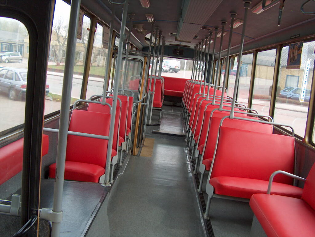 25 – 1970erne Leyland bybus ombetrukket med rød kunstlæder